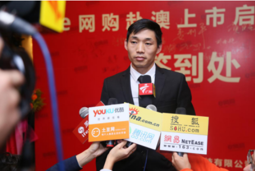 【e网购事业部金霖与陈海峰】 e网购董事长贾永龙先生在接受记者采访