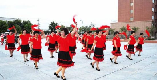 据了解,其实这些黑旅游组织者是与当地某些购物场所、旅行社或景点签订合作协议的,协议内容具体是客户购买商品后,组织者所得客户购买商品金额的抽成协议。 仔细想一想,天下没有白吃的午餐。500多元的参赛费用就连港澳双飞的机票钱都不够!为什么这些黑旅游组织者会如此不惜一切代价去组织比赛呢?