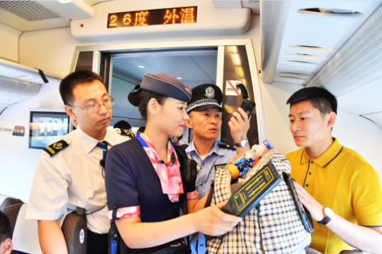 7月3日13时29分,D6008次管内动车正点驶出青岛站。暑运大幕开启后,青岛管内动车采取积极措施,全面提升动车巡视力度、消防检查力度、处突防控力度和安检查危力度,积极维护好管内动车乘车秩序,全力保障旅客平安出行(图文:王忠兴魏慧莲姚文鹏)。