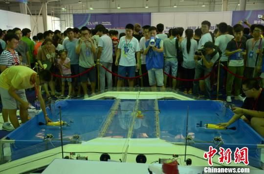 国际水中机器人大赛是由国际水中机器人联盟主办的一项国际性水中机器人专项赛事,也是首个由中国人创立的国际性机器人赛事。记者在现场看到,各式各样的机器人纷纷亮相,有用于采集水样以检测水质污染情况的机器人,也有采集水下矿石样本的机器人。 北京信息科技大学的教师王扬向记者介绍其参赛机器人ROV,这是一款水下探测机器人,可以用于大坝漏水、船体破损等具有危险性、不适合人工检测的情况。