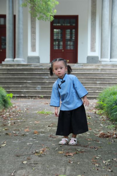 照片中,几位可爱萌翻的小女孩穿着民国风衣服,与周围民国风建筑相映_皮皮网 25年后,在爸爸曾经读书的武岭中学,穿上民国服装,和校内的民国风格建筑相映成趣,萌趣十足。 奔跑在溪口雪窦山妙高台的避暑别墅里,这里四周松樟翠竹蔽日,夏日天气凉爽。 在妙高台凭栏四眺,爽风迎面,;台下亭下湖嵌镶群峰间,被光岚影,别有风情。 翠竹掩映中的民国风小萌女 改造后的武岭公园既体现民国特色,又不乏现代设施元素。 入武岭城门,便见文昌阁,三里长街与蜿蜒剡溪相依相伴,流淌着浓浓的民国风。 武岭门内一侧的咖啡馆,也随处可见民国风情。 丰镐房即蒋氏祖宅,在溪口中街,是溪口镇最重要的人文景观。 丰镐房建