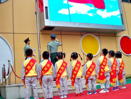 穿越五千年时光,走进中华文明的古老源头,领略民族自强之魂的风采,品味字里行间的家国理想,开启黑白二子间蕴含的智慧。追根溯源,鉴古知今,今年合肥市宿州路幼儿园森林城分园将关注的目光对准了我们中华民族的传统文化。开学典礼中,诵读中华传统经典国学《三字经》、倾听中华传统故事《孔融让梨》、欣赏中国梦的礼赞《萌娃诵灯谜,共贺祖国美》,孩子们的脸上都洋溢着灿烂的笑容,有的手舞足蹈,有的放声朗诵,用他们的微笑和行动自然地融入了中华文化之中。