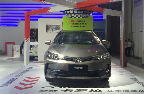 此外,卡罗拉家族提供了丰富的驱动组合:1.6L、1.8L自然吸气发动机车型、搭载双循环直喷涡轮增压发动机的涡轮增压车型,以及搭载双擎混合动力的HEV车型,满足并超越了中国年轻消费者的用车需求。诸多刚刚组建家庭的年轻用户将目光对准了全新COROLLA卡罗拉家族。 近年来山东市场SUV的需求增长很快,一汽丰田展台为SUV设置了专门的展区。城市SUV先行者RAV4荣放和硬派SUV典范普拉多充分展现出各自的独特风采。此外,CROWN皇冠、VIOS威驰等,也表现出色,成交火爆。据了解,今年一汽丰田还首次将