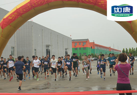 首先,由生产经理左经理带着大家做了赛前热身,热身中的运动员跃跃欲试