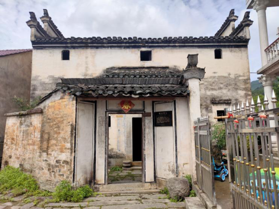 位于版书镇龙川村的梅大栋梅大梁故居(汪红潮摄)