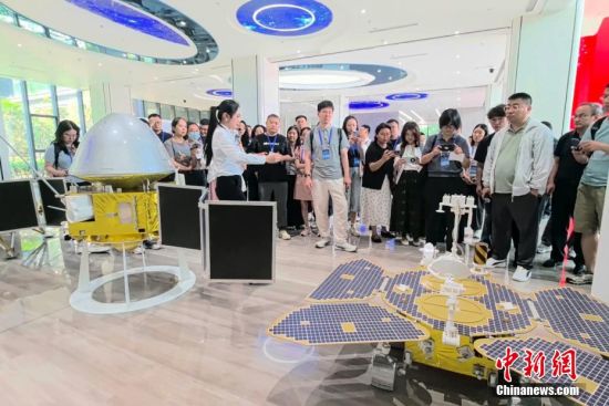 2025年“活力中国调研行”安徽主题采访团一行走进深空探测实验室(天都实验室)。张强 摄 2025年“活力中国调研行”安徽主题采访团一行走进深空探测实验室(天都实验室)。张强 摄