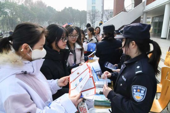 12��17�գ��Ϸʸ��¹���ͨ��Ȥζ���⿪չУ԰�����������Ϸʸ��¹��� ��ͼ