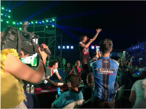 关爱留守儿童 野马携手黔籍明星桐梓义演_中新