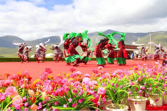 甘孜三节分会场活动暨稻城亚丁登秋节举行