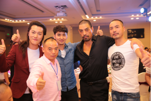 动作喜剧《超级战警》热拍 出品人邓成前传承