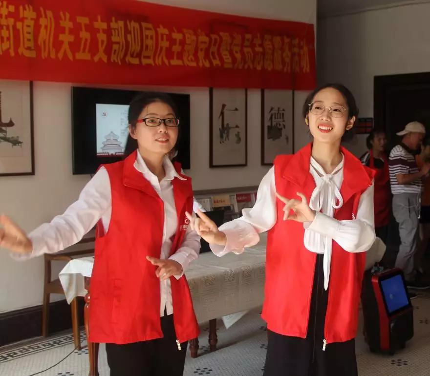 红蚂蚁装饰志愿者走进敬老院,关爱老人温暖社