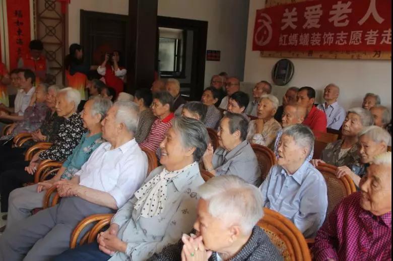 红蚂蚁装饰志愿者走进敬老院,关爱老人温暖社