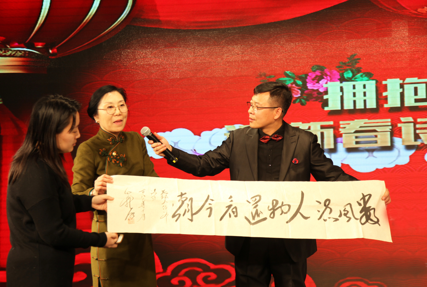 张俊以登台朗诵原创诗歌《老娘》 "北京诗歌春晚"闪耀全国
