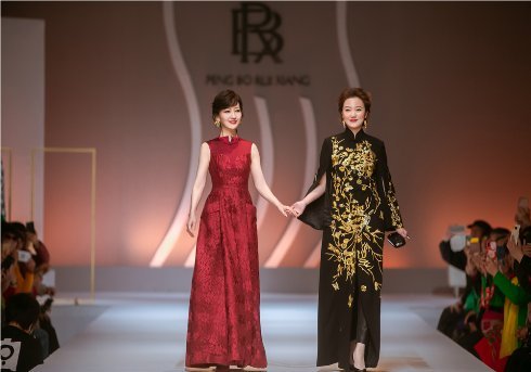 图注:鹏博瑞翔发布会赵雅芝和集团总裁王京压轴