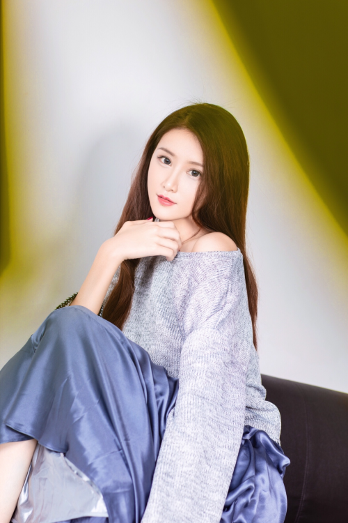 白舒—上海车展惊现模特身材天使面孔"最美主持人"