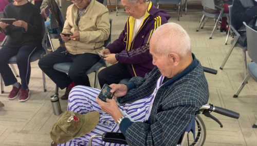 生命湖举办"长寿大赛" 81岁老人夺冠"老年王者荣耀精英赛"