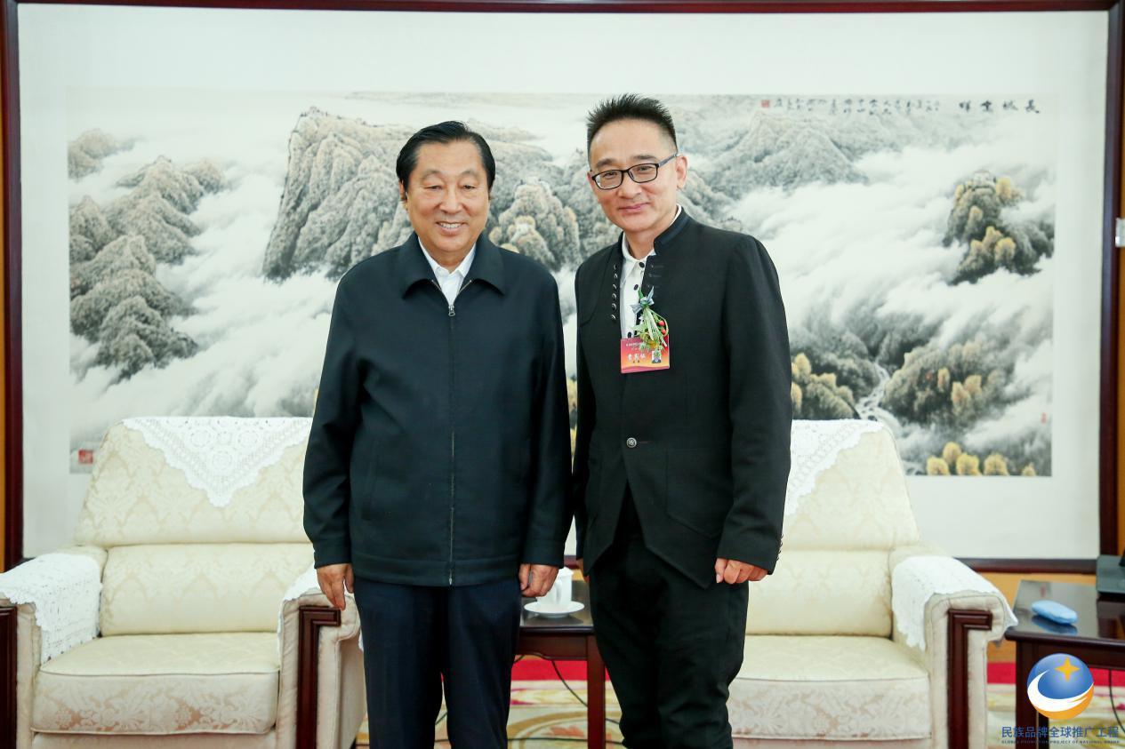 齐纳老总_鸿星尔克老总图片(2)
