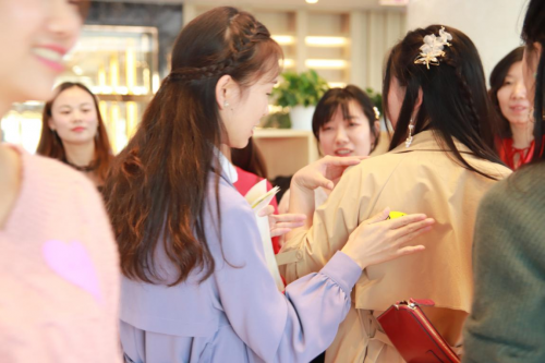 真人逛戏ag客户端莲花社区白领蜂巢举行相亲交友联谊会