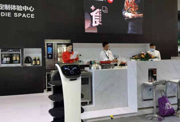 普渡机器人贝拉惊喜亮相世界食品深圳博览会