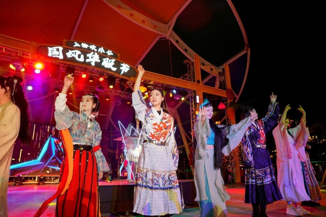 上海欢乐谷邀广大同袍着一袭华服,赴春日盛宴.