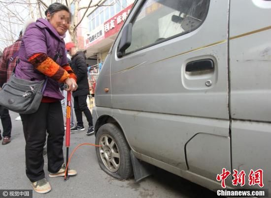 合肥整治僵尸车 车主现场打气上牌自行拖走