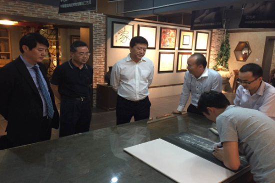 恒泰董事长程宏先生(左三)参观考察唯美集团