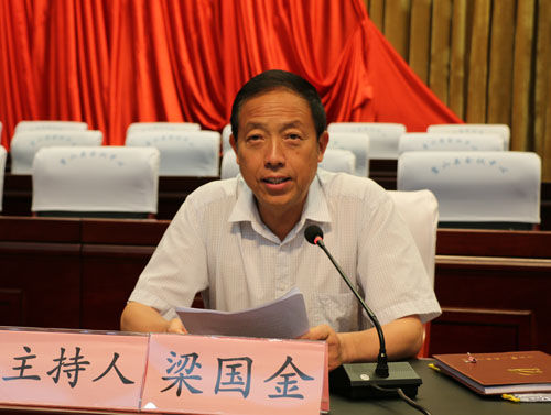 县委书记梁国金主持报告会