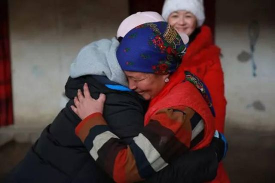 爱超越语言——北京志愿者在新疆的慈善活动感动人心