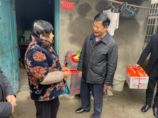 繁昌区荻港镇开展节前慰问好人模范 厚植见贤齐思文明沃土