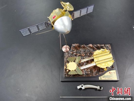 图为:"天问一号"模型与着陆巡视器"辅助腿"上的拉杆和限力杆.