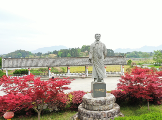 江村江上青烈士像  戴巍摄