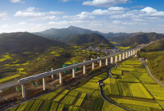 国内首条时速300公里穿越山区的高速铁路——合福高铁