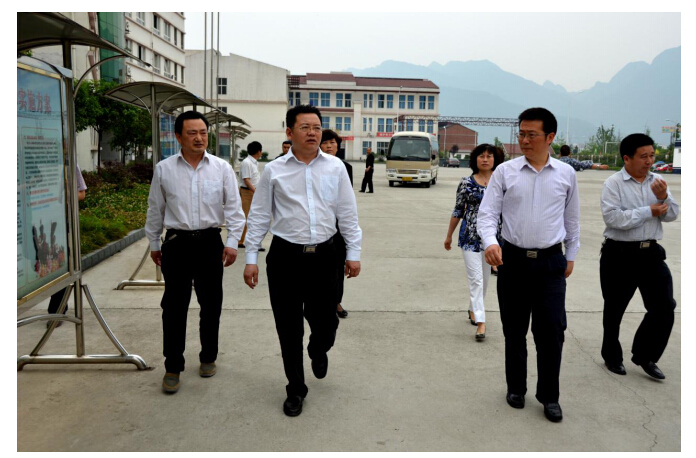 今年高考前夕,广元市人大副主任,剑阁县委书记向永东(左2)在学校视查