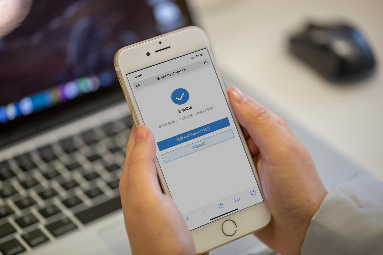 摄图网_501121756_商务办公室手拿手机照片(企业商用)