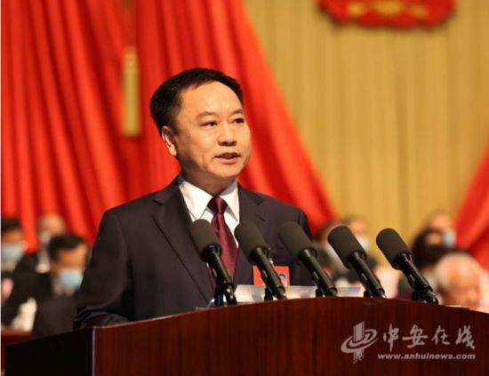 省长李国英代表安徽省人民政府向大会作政府工作报告.(记者 刘炜鑫摄)